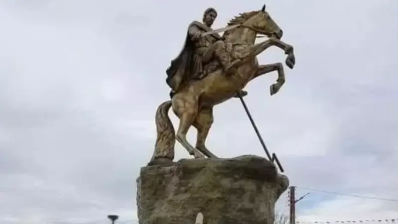 تمثال كسيلة بخنشلة يثير ضجة كبيرة.. فمن هو؟