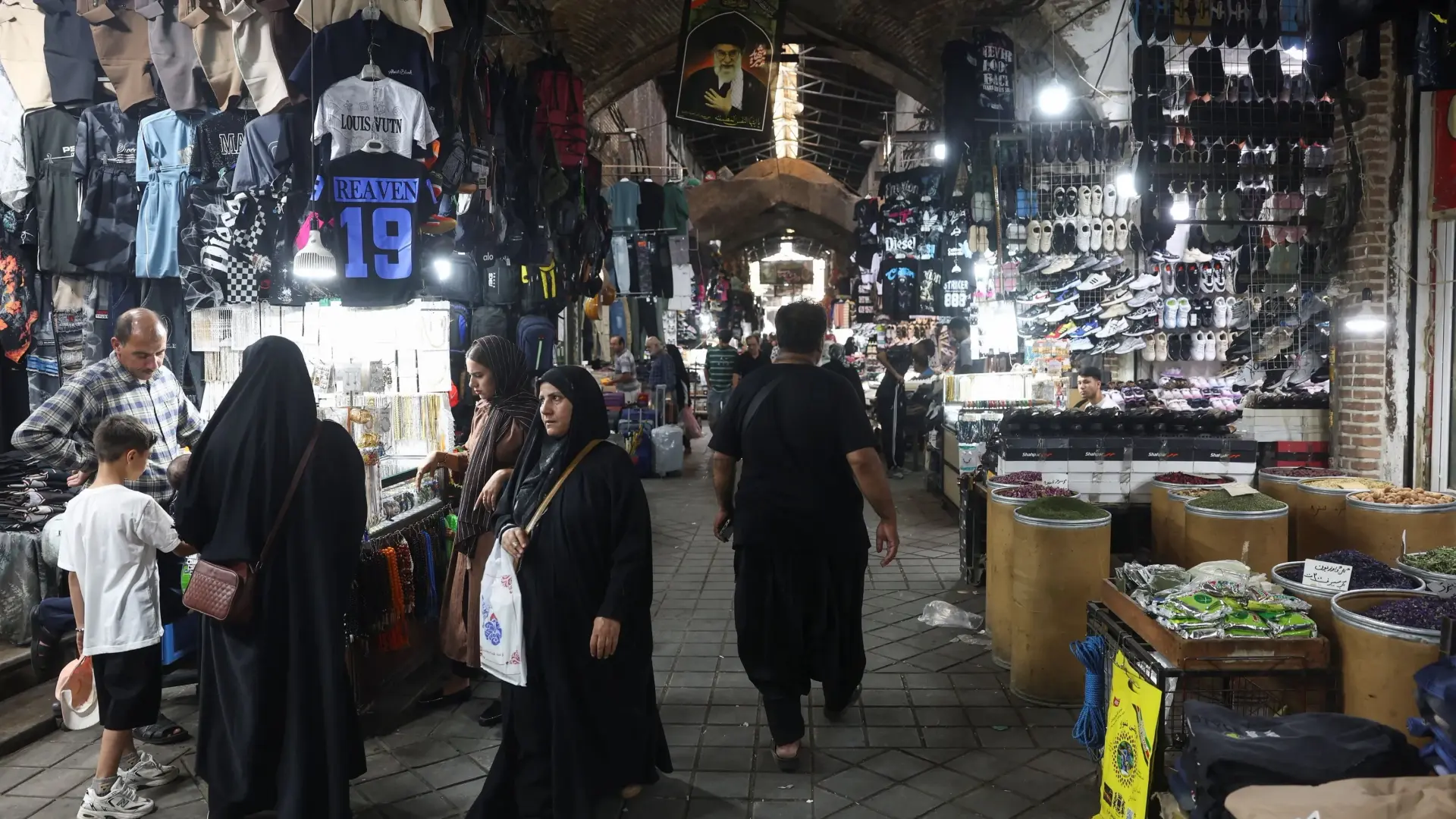 أميركا توسع نطاق العقوبات الاقتصادية على إيران (رويترز) أميركا توسع نطاق العقوبات الاقتصادية على إيران (رويترز)
