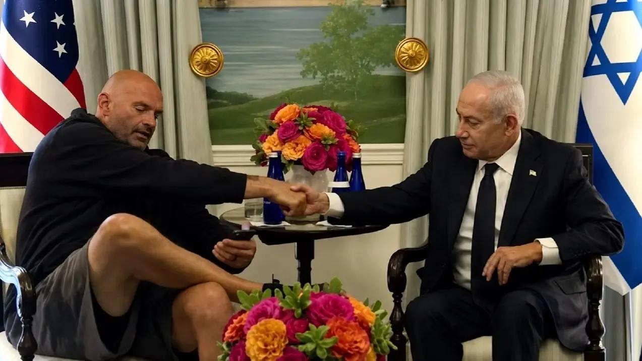 ظهور جون فيترمان مرتديًا الشورت لدى لقاء نتانياهو (إكس) ظهور جون فيترمان مرتديًا الشورت لدى لقاء نتانياهو (إكس)