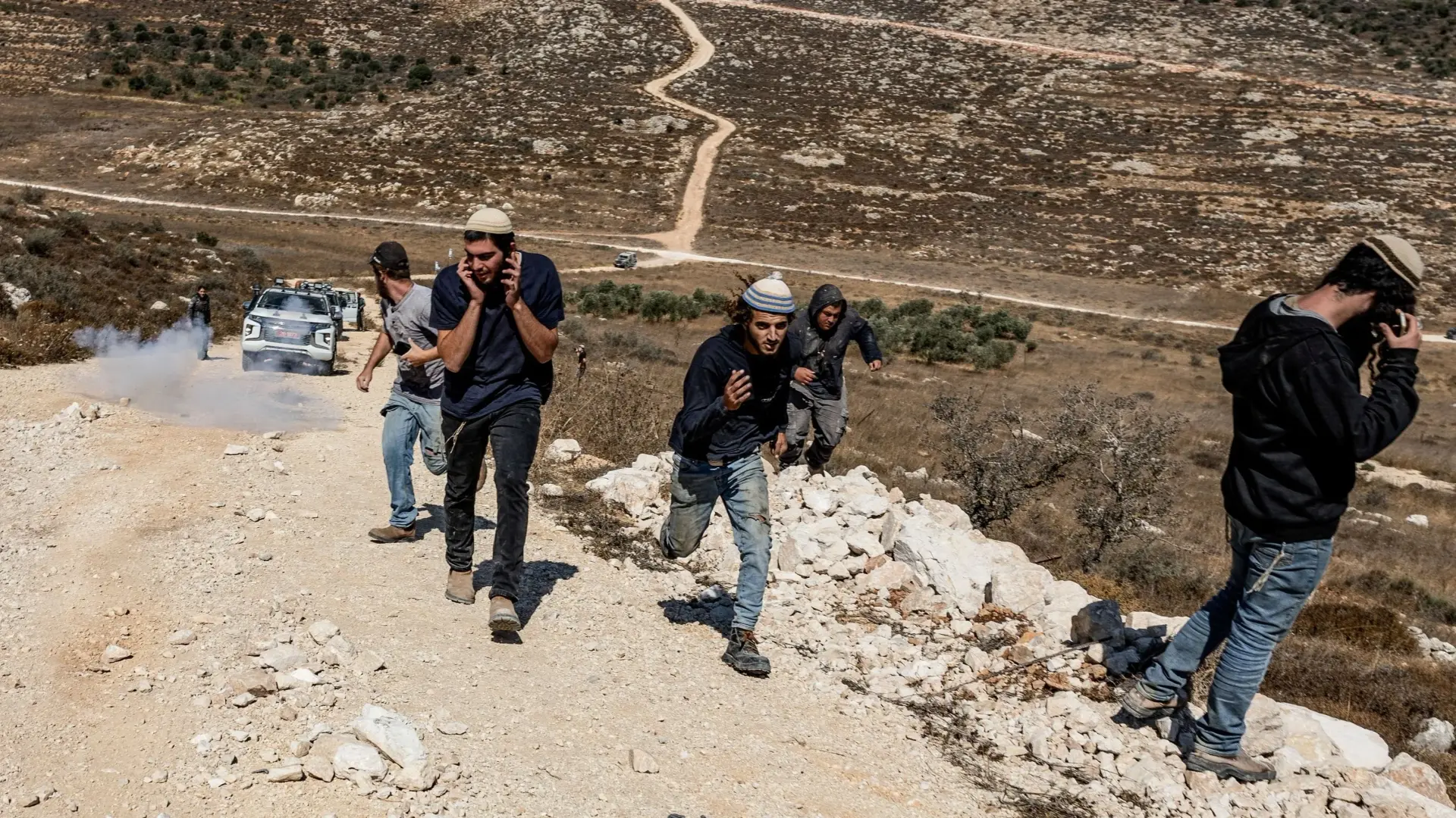 مستوطنون يحرقون سيارات فلسطينيين في الضفة الغربية (رويترز) مستوطنون يحرقون سيارات فلسطينيين في الضفة الغربية (رويترز)