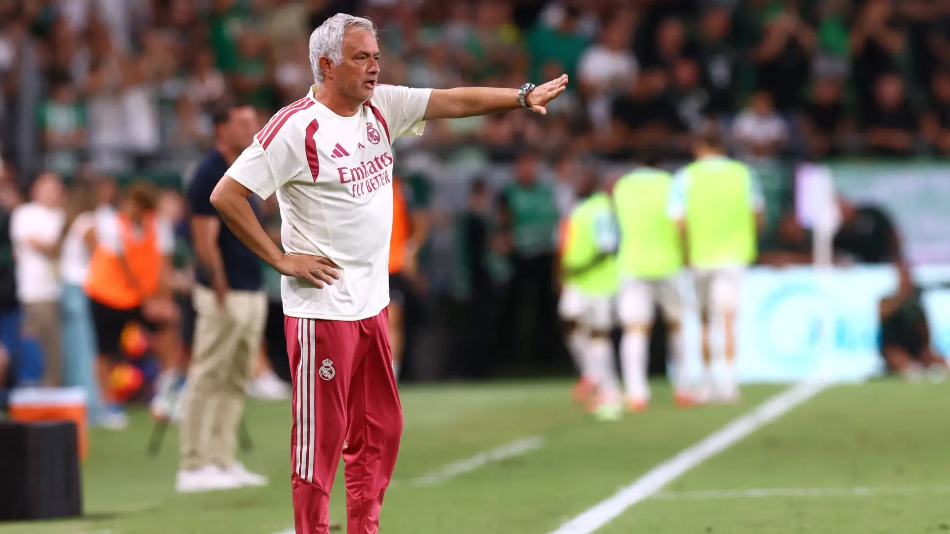 جوزيه مورينيو يستهل ولايته الـ2 مع ريال مدريد (رويترز) جوزيه مورينيو يستهل ولايته الـ2 مع ريال مدريد (رويترز)