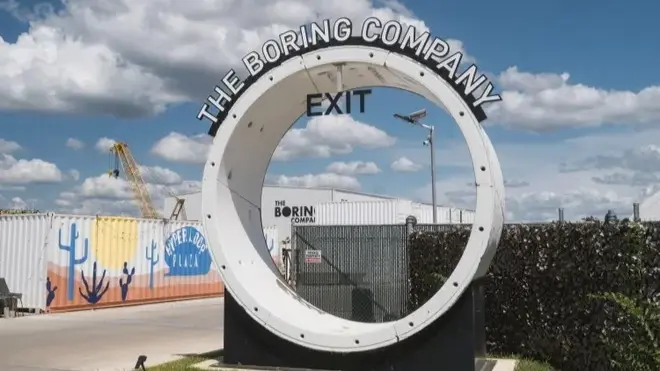 مشروع إيلون ماسك للنقل "دبي لوب" ينطلق قريبا في الإمارات