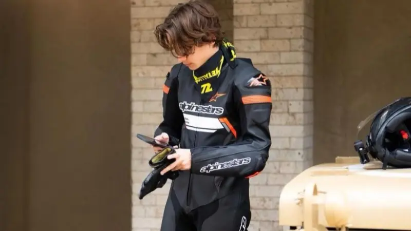 ظهر ببدلة سباقات.. الملكة رانيا تُعلّق على صور ابنها: "الله يحميك"