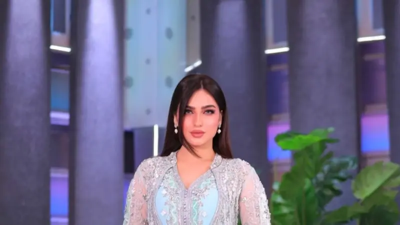 صور ياسمين عز بفستان أبيض جريء في مراسي.. وجمهورها: "ملكة"