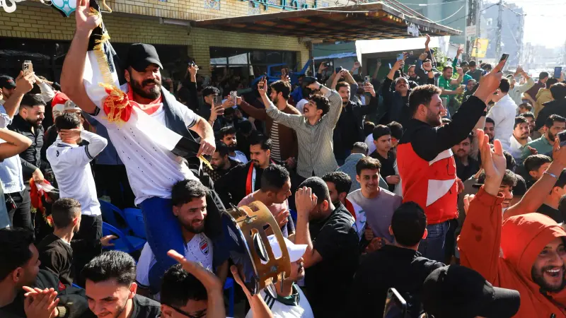 فيديو - استقبال شعبي في شوارع بغداد لأسود الرافدين بعد التأهل إلى كأس العالم 2026