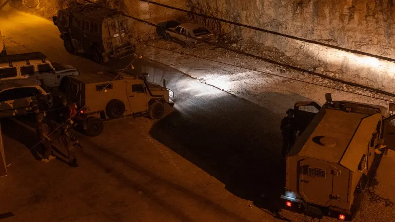 تمهيدا لهدمهما.. الجيش الإسرائيلي يغلق منزلي فلسطينيين في الخليل