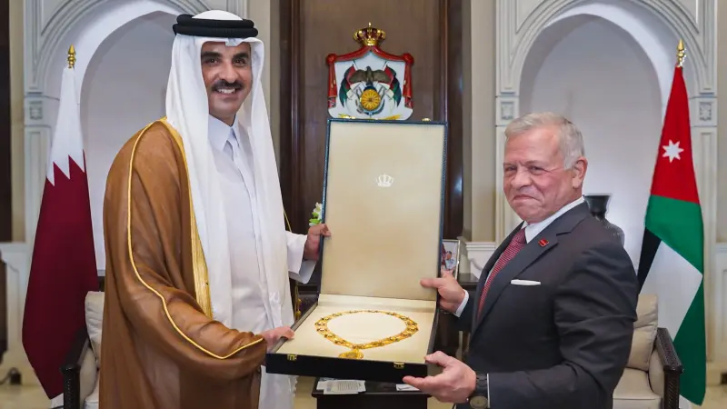 ما هي قلادة الحسين بن علي التي منحها ملك الأردن إلى أمير قطر؟