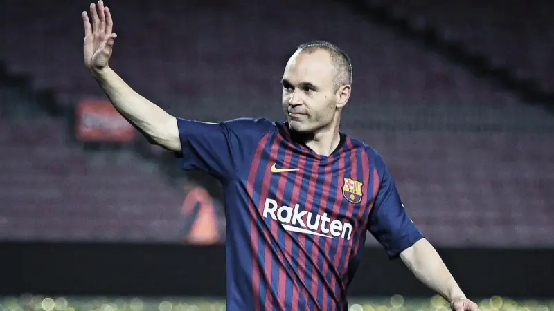 أسطورة برشلونة.. أندريس إنييستا يقرر اعتزال كرة القدم
