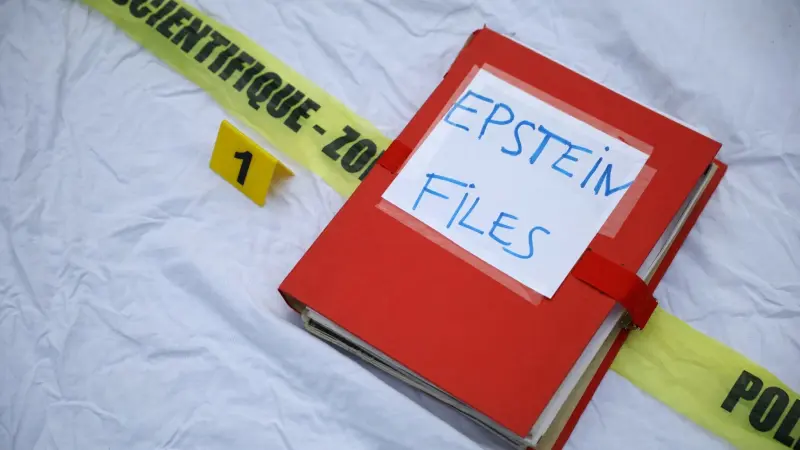 محامو غيلين ماكسويل يسعون لوقف نشر وثائق إبستين