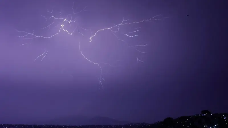 عاصفة رعدية في السعودية تؤثر على عدة مناطق عند الحدود الشمالية