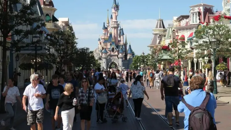 فيديو - صدمة في ديزني لاند.. توقيف رجل حاول الزواج من فتاة تبلغ 9 سنوات