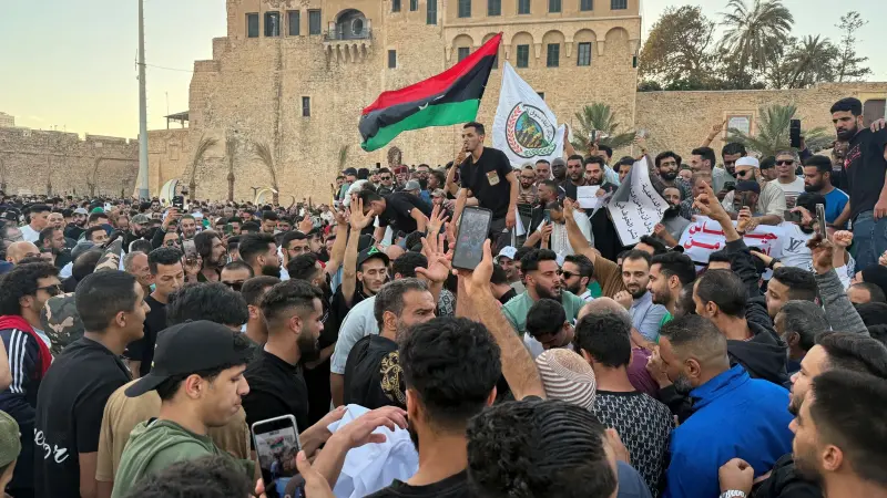 أزمة الكهرباء تشتعل.. توقف إنتاج حقل نفطي ليبي بعد اقتحام محتجين