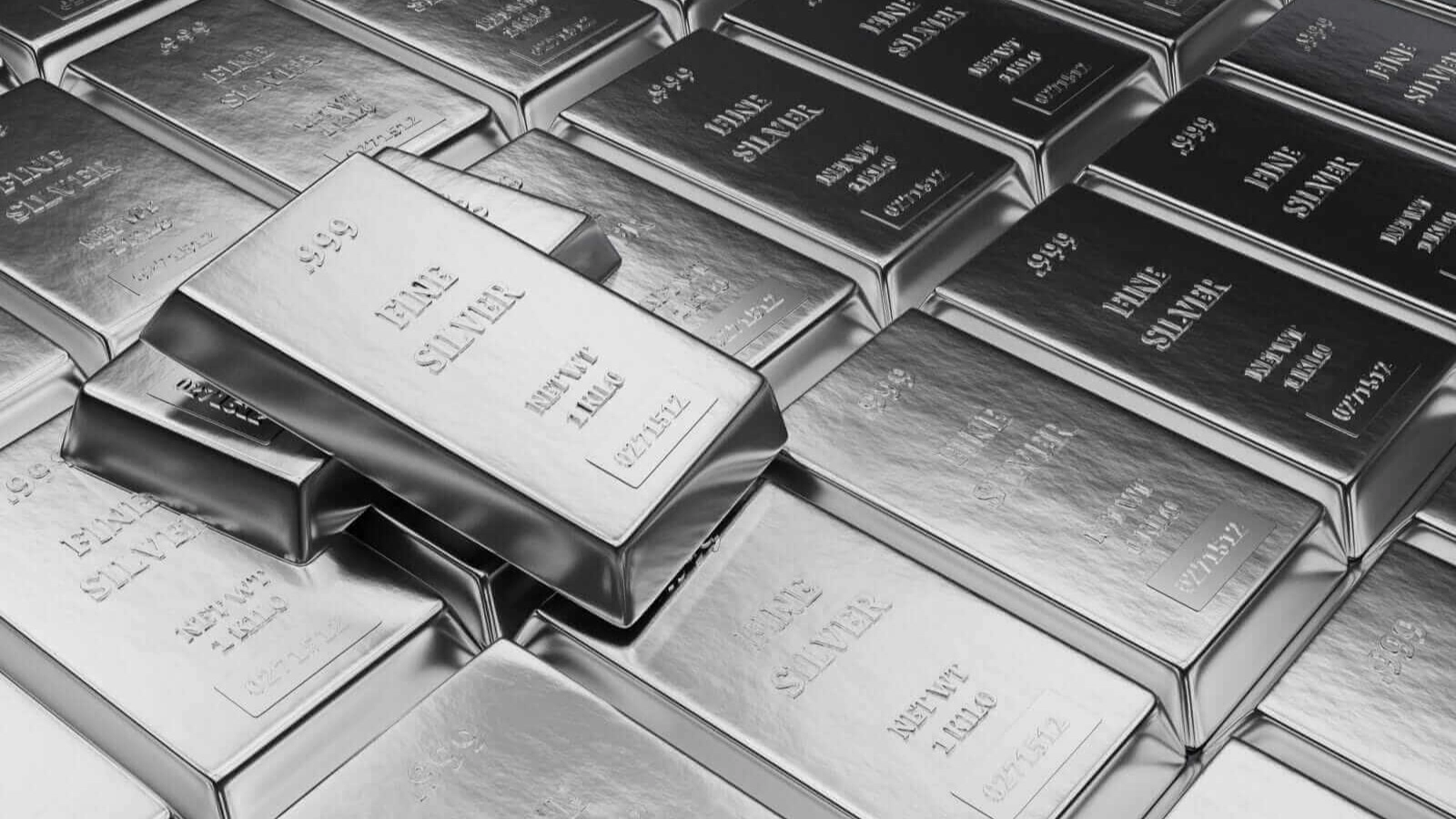 الفضة تتراجع بقوة والخسائر تتجاوز 8 % لهذا السبب 