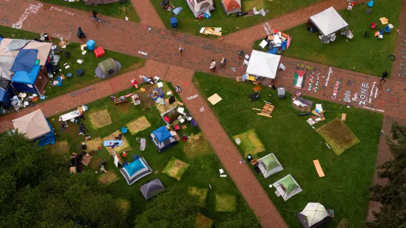 طلاب مؤيّدون لفلسطين في أميركا يتجاهلون مطالب بتفكيك مخيمهم