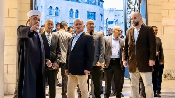 الأردن.. الملك عبدالله الثاني يزور المسجد الحسيني و"وقف ثريد"