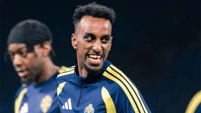 كأس العالم 2026 - من هو طه علي؟.. رحلة لاجئ صومالي من الكرة الخماسية إلى المونديال مع السويد
