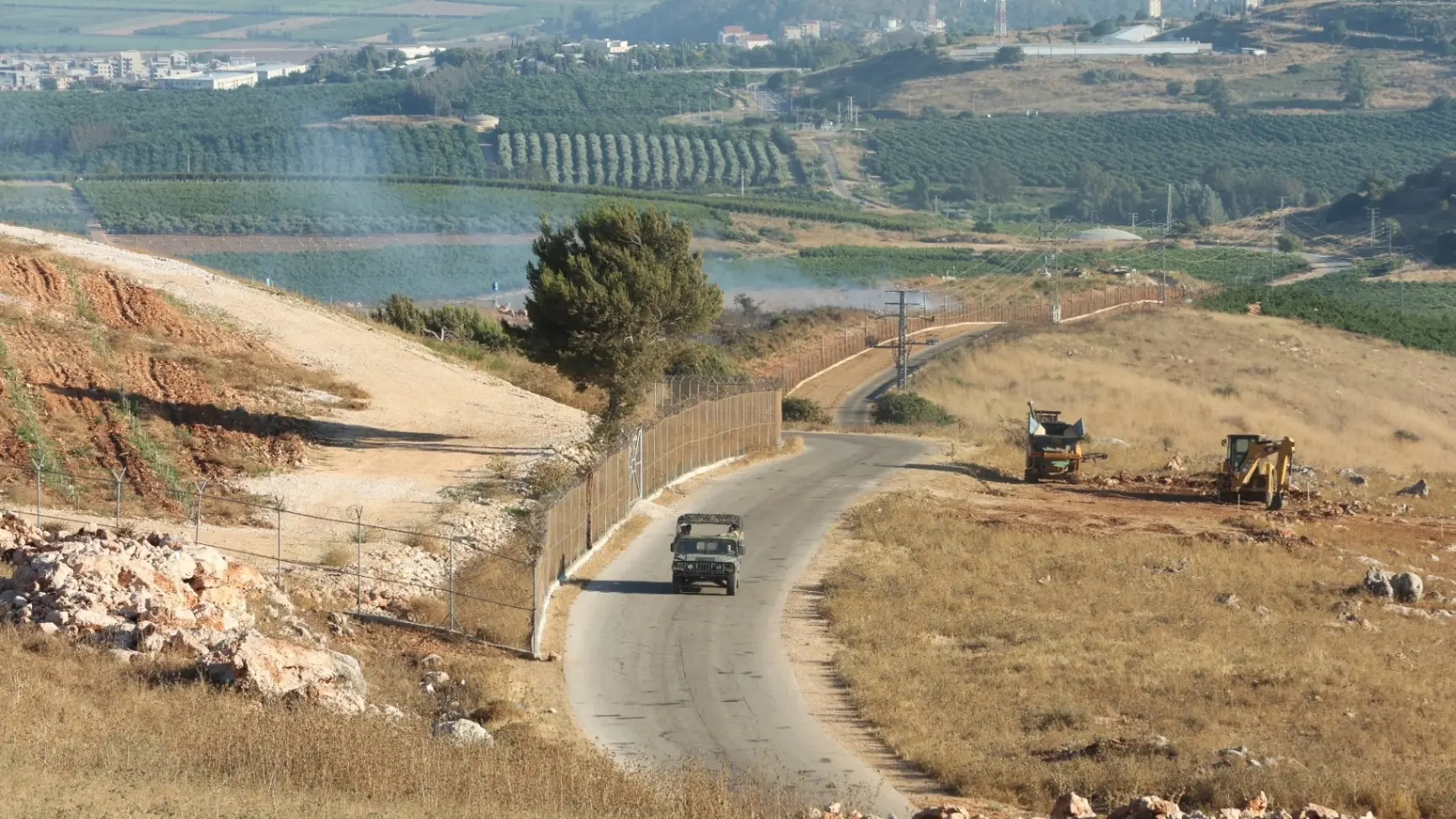 الجيش الإسرائيلي سيضرب مبان في ميس الجبل وكفر تبنيت ودبين (رويترز) الجيش الإسرائيلي سيضرب مبان في ميس الجبل وكفر تبنيت ودبين (رويترز)
