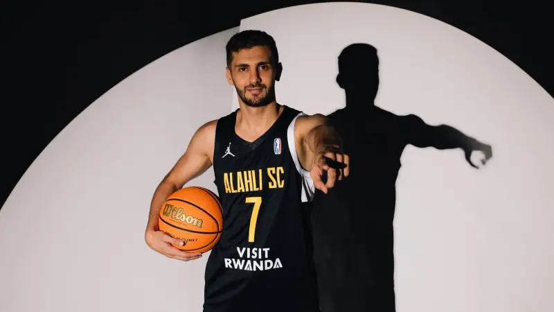 نسيم بدروش يحكي لـ"المشهد" عن ممارسته الطب ووفاء جماهير الأهلي طرابلس