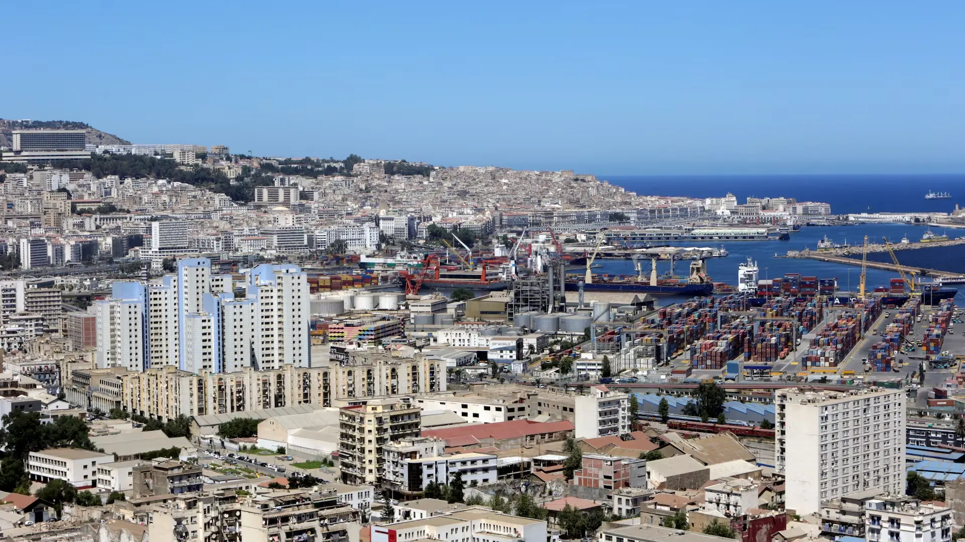 موجة حر قياسية ضربت الجزائر في الأيام الأخيرة (رويترز) موجة حر قياسية ضربت الجزائر في الأيام الأخيرة (رويترز)