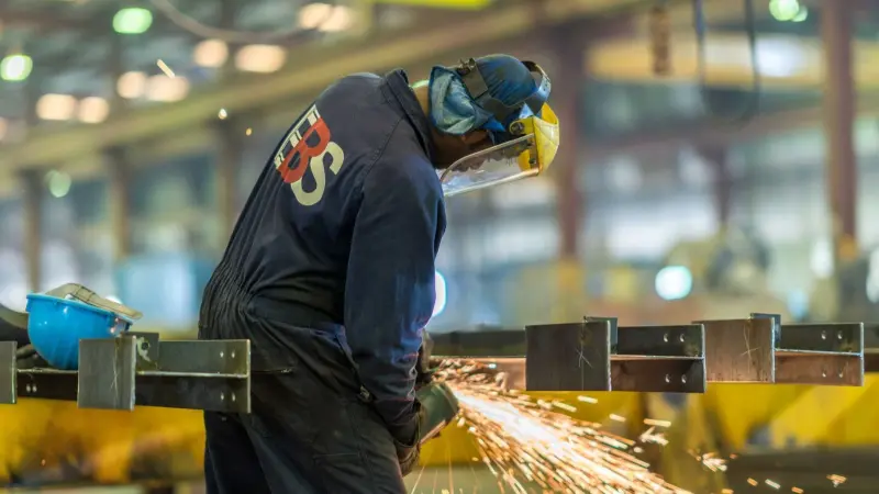 الزجاج والحديد والألمنيوم.. "دبي للاستثمار" تدفع منصة التصنيع بقوة