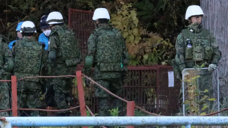 فيديو - الدببة تهاجم سكان اليابان.. والحكومة تنشر الجيش لمواجهتها