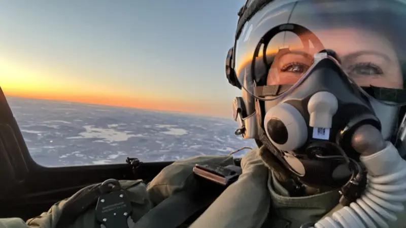 فيديو - ولية عهد السويد تقود مقاتلة.. ما القصة؟