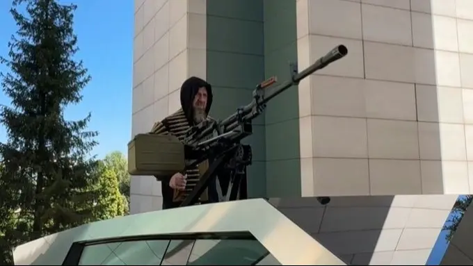 زعيم الشيشان يتهم ماسك بتعطيل سيارته الكهربائية.. ما القصة؟