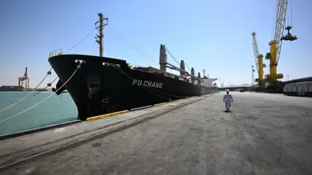80 دولة تطالب في بيان بإعادة فتح هرمز ووقف الهجمات