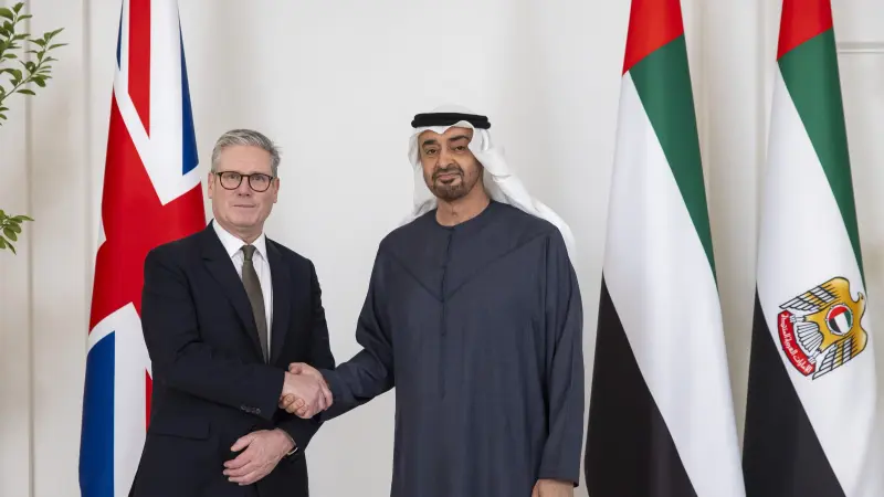 محمد بن زايد يبحث مع ستارمر التعاون بين البلدين