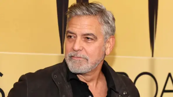 جورج كلوني يدعو بايدن إلى الانسحاب من السباق الرئاسي