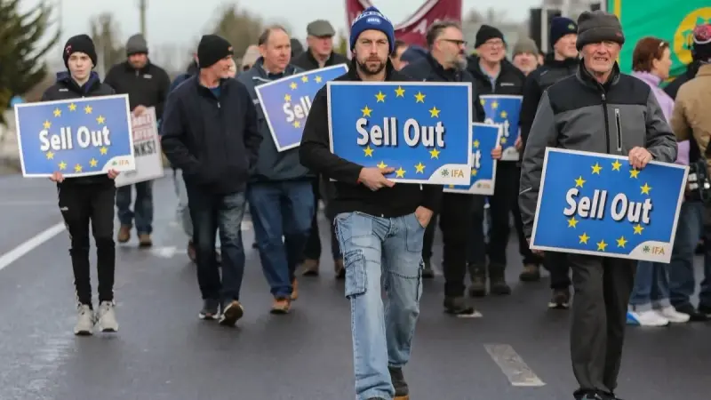 فيديو - مزارعو أيرلندا يتظاهرون احتجاجا على "ميركوسور"