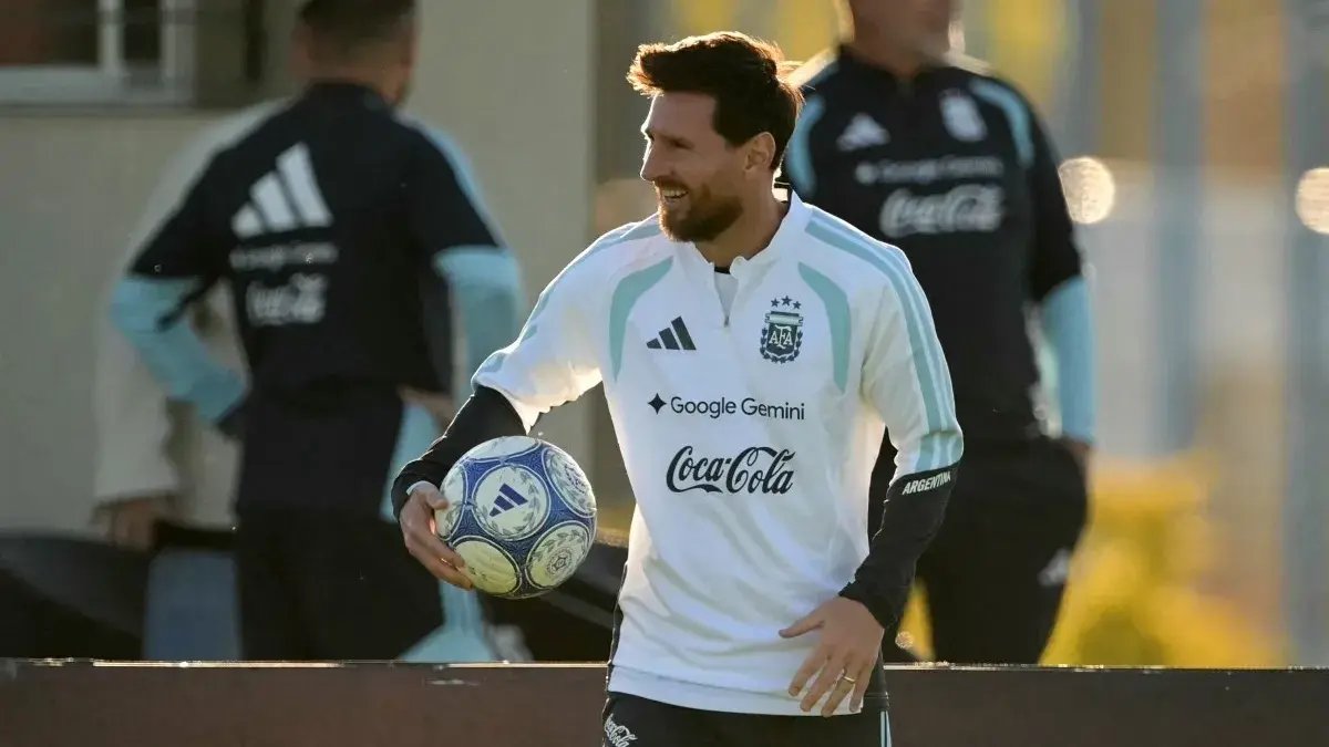 ليونيل ميسي يشارك في تدريبات الأرجنتين لمرة أخيرة (رويترز) ليونيل ميسي يشارك في تدريبات الأرجنتين لمرة أخيرة (رويترز)