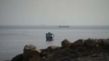 استهداف ناقلة نفط أثناء عبورها مضيق هرمز دون إصابات