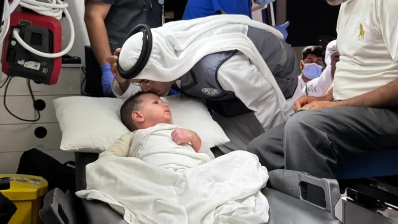 الإمارات تخلي الطفل حاتم عوض من غزة للعلاج من حروق بليغة