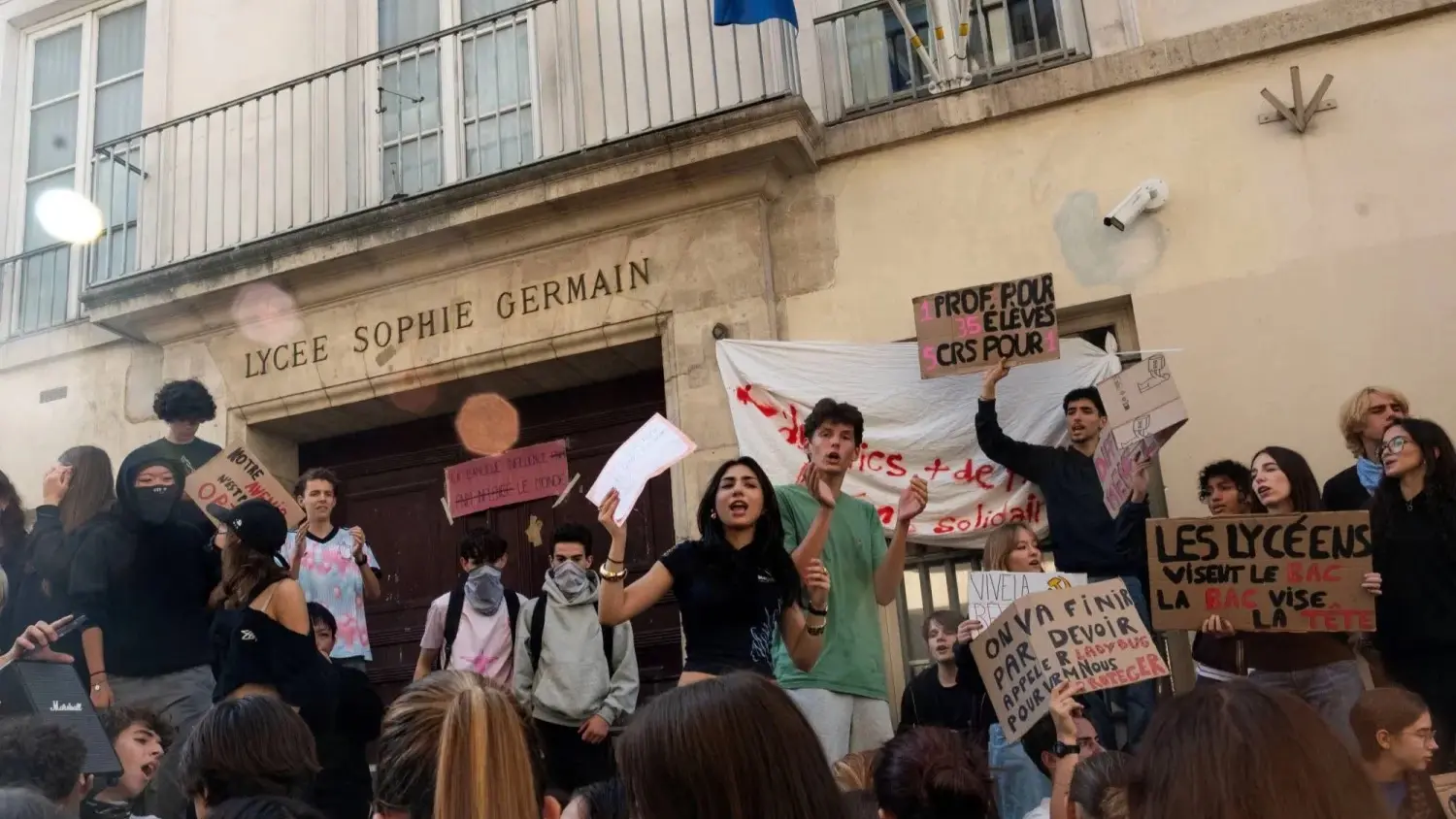 أم مغربية تثير ضجة على مواقع التواصل الاجتماعي بعد سحب ابنها من تظاهرة (رويترز) أم مغربية تثير ضجة على مواقع التواصل الاجتماعي بعد سحب ابنها من تظاهرة (رويترز)
