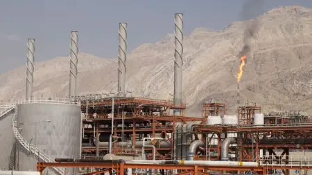 النفط تحت ضغط الحرب والحصار.. هل تكشف أزمة خرج هشاشة قطاع الطاقة الإيراني؟