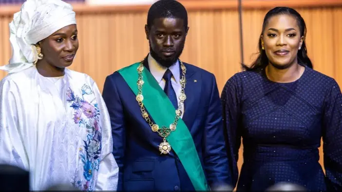 حضر مراسم اليمين مع زوجتيه.. من هو رئيس السنغال الجديد باسيرو ديوماي فاي؟