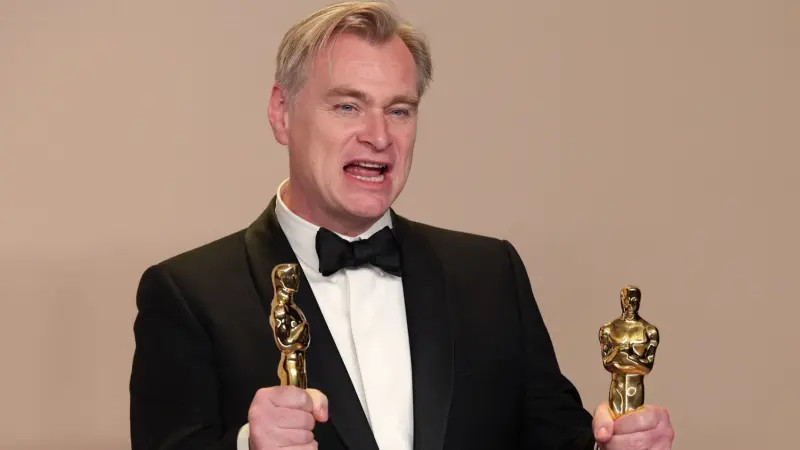 "المخرج العبقري".. كريستوفر نولان يحصد أول جائزة أوسكار في مسيرته