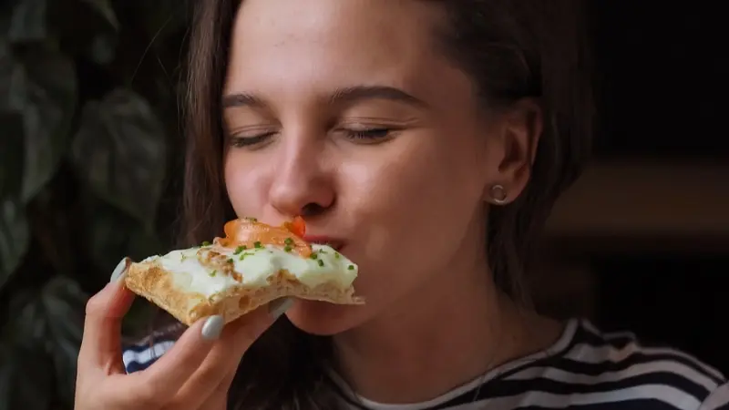 النعاس بعد الأكل.. لماذا نشعر بالإرهاق عقب تناول الطعام؟