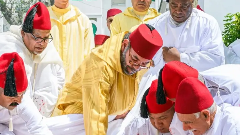 فيديو - ملك المغرب ينحر أضحية العيد نيابة عن الشعب