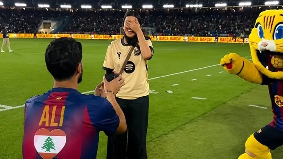 اختار الشاب اللبناني عاشق فريق برشلونة أن يطلب يد حبيبته آيه على أرض الملعب اختار الشاب اللبناني عاشق فريق برشلونة أن يطلب يد حبيبته آيه على أرض الملعب