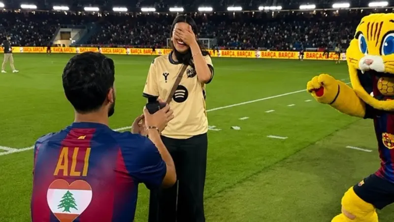 فيديو – لبناني يفاجئ حبيبته بطلب زواج رومانسي خلال مباراة برشلونة والأهلي