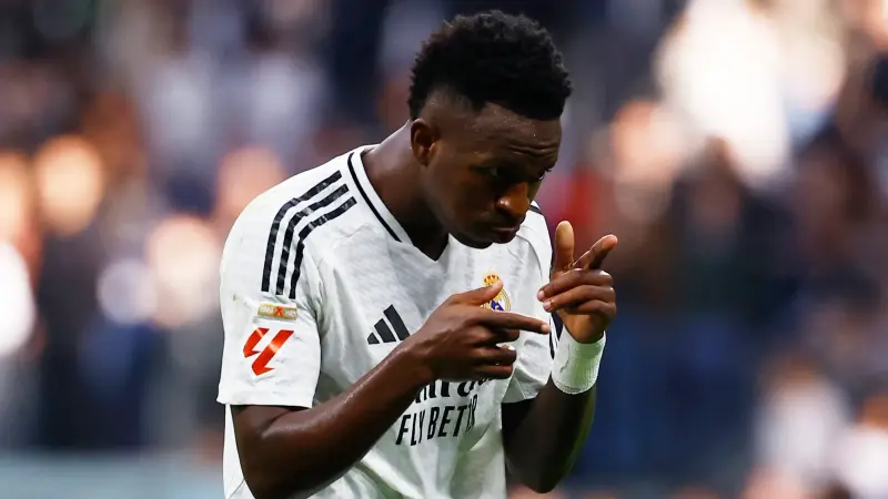 "دوري الملوك" يزيل الخلافات بين فينيسيوس وأسطورة برشلونة.. تفاصيل اللقاء السري