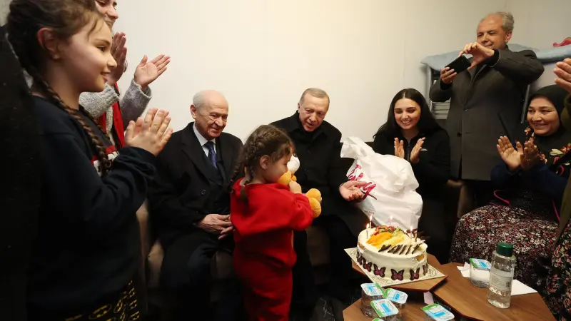 فيديو - إردوغان يحتفل بعيد ميلاد طفلة ناجية من الزلزال
