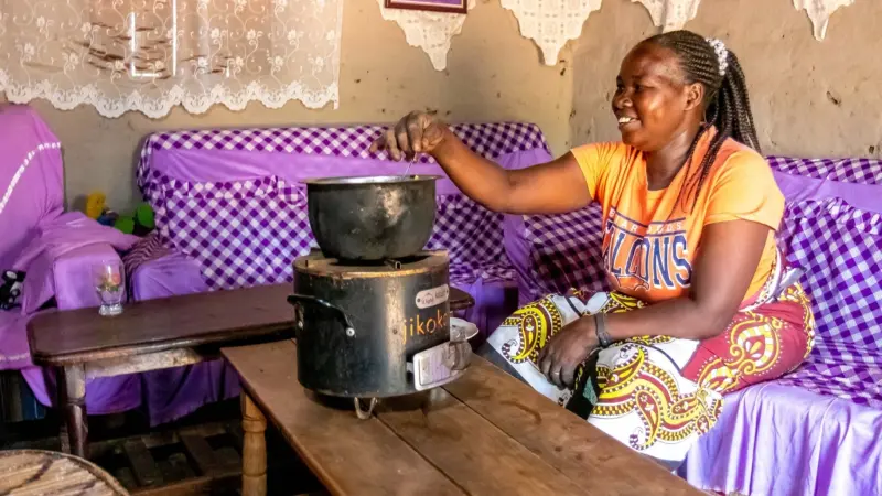 100 مليون دولار من بريطانيا لتمويل الطهي النظيف ووقف حرق الخشب والفحم