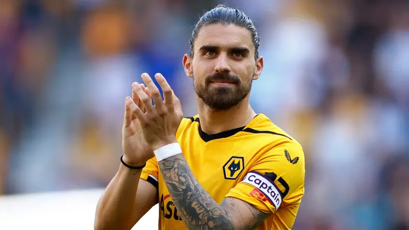 الهلال السعودي يتم الاتفاق مع قائد وولفرهامبتون