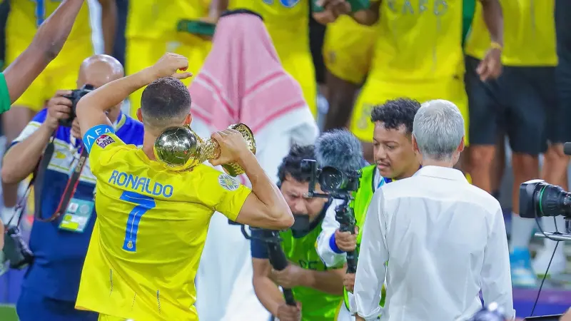 فيديو - كيف احتفل رونالدو ببطولته الأولى مع النصر؟