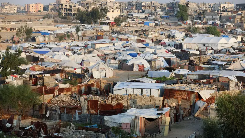 مياه الأمطار والصرف الصحي تعمق معاناة النازحين في غزة