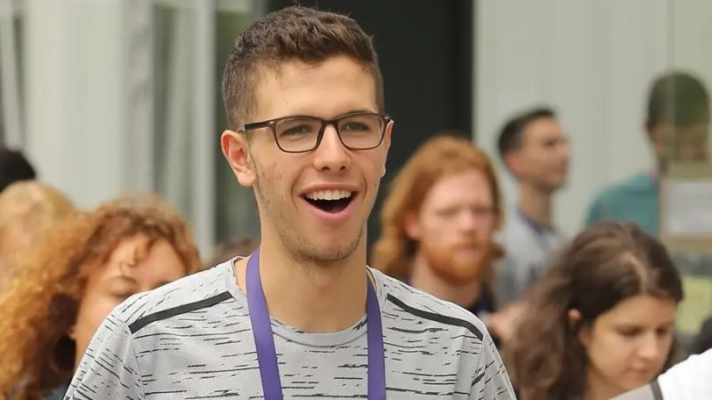 روى قصة هروب والده.. من هو حافظ بشار الأسد؟