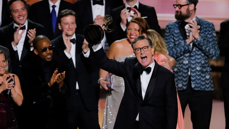 أبرز الفائزين في جوائز إيمي: "ذا بيت" يتفوق ونجوم الكوميديا يسطعون